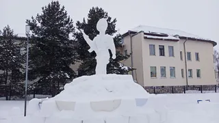 В центре Юрьев-Польского появился снежный воин-интернационалист