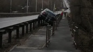 Пьяное ДТП в Пронске: автомобиль повис на ограждении
