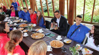 Губернатор сыграл на гитаре для активистов «Движения Первых»