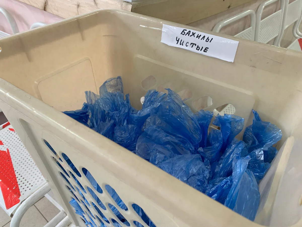 Опытные хозяйки скупают бахилы сотнями и бед не знают: вот для чего это нужно, польза невероятная — 5 лайфхаков