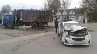 В Скопине мусоровоз протаранил Шевроле, пострадали два человека