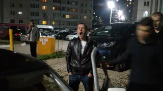 В Рязани водитель сбил дорожный знак, проехал по ноге пешеходу и заснул за рулем