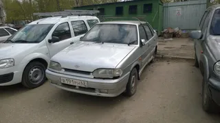 «Машина уже в землю вросла»: рязанцы жалуются на брошенный автохлам у себя во дворе