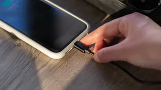 "Вы не правильно заряжаете свой телефон, а не боитесь?" Спросил меня мастер по ремонту телефонов