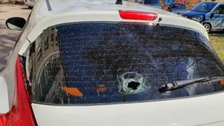 Прямо во дворе: рязанские вандалы разбили окно автомобиля