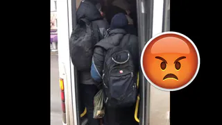 "А рюкзаки снять нельзя было?". Рязанцы - о видео со школьниками, которые не помещаются в автобусе