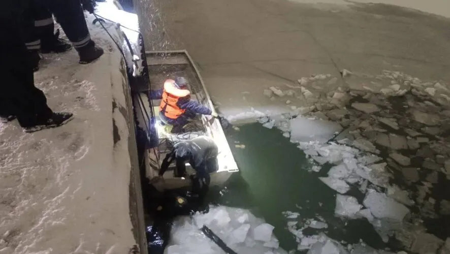 Машина рухнула в Казанку: пассажир не смог спастись из тонущего авто