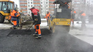В Рязани снова замечены дорожные рабочие, укладывающие асфальт во время метели