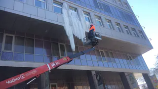 Угрожающих размеров сосулька образовалась на одном из бизнес-центров Рязани