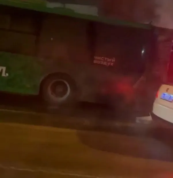 В Челябинске сегодня утром загорелся зеленый автобус