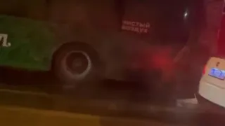 В Челябинске сегодня утром загорелся зеленый автобус
