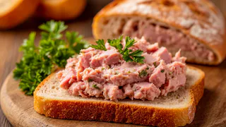 Три продукта на тёрку — и сытная намазка на хлеб уже на столе: вкуснее любых каш и яичниц на завтрак