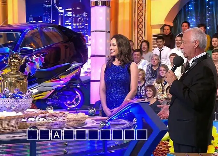 Как живет красотка из "Поле чудес" (16+): 15-летняя девчонка покорила Якубовича и 30 лет скрывает главный секрет популярного шоу