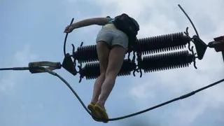 Селфи: подростки залезли на высоковольтные линии