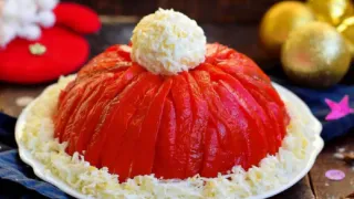 «Оливье» больше не захотите: на Новый год-2025 порадуйте гостей салатом «Шапка Деда Мороза» — полюбитесь Зелёной Змее