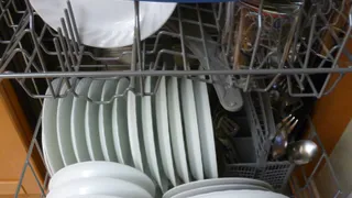 Три компонента — и таблетки для посудомоечной машины не понадобятся: тарелки будут сверкать от чистоты