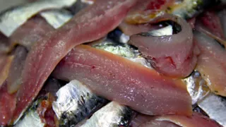 Эта рыба просто кишит паразитами: мы ее подаем на стол и даем детям. В ней нашли 10-метровых червей