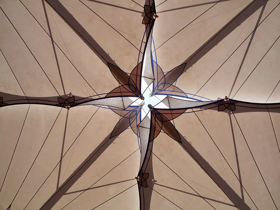 Умный дачный лайфхак: как старые зонты помогают сэкономить на садовом инвентаре