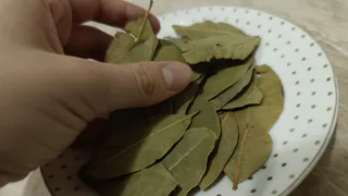 Всегда кладу в сахарницу листик лаврушки: бабушкин совет стал хитом моей кухни - домашние оценили сразу