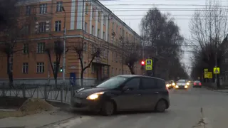 В центре Рязани неадекватный водитель иномарки въехал в забор. Видео