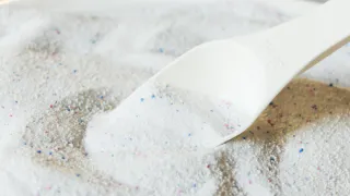 Стакан при стирке - и вещи кипенно-белые: прачка раскрыла, что заливает в стиралку вместе с порошком