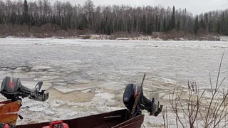 Появились фото с замерзающей реки в Коми, где спасли людей