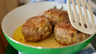 Чтобы котлеты таяли во рту, бабушка научила добавлять в фарш секретный ингредиент: готовлю только так