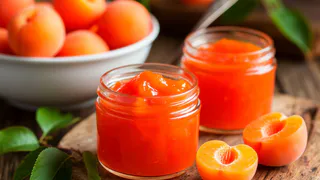 Беру мясорубку и спелые абрикосы — получается густое янтарное варенье: всего 2 ингредиента и никакого загустителя
