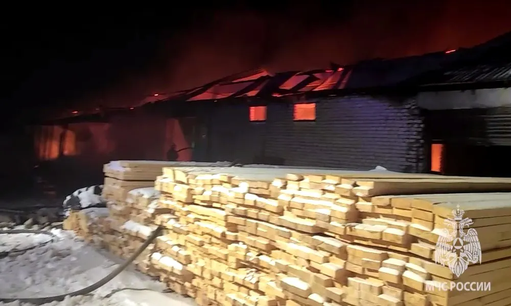 В Гусь Хрустальном округе пожарные остановили крупное возгорание на территории пилорамы