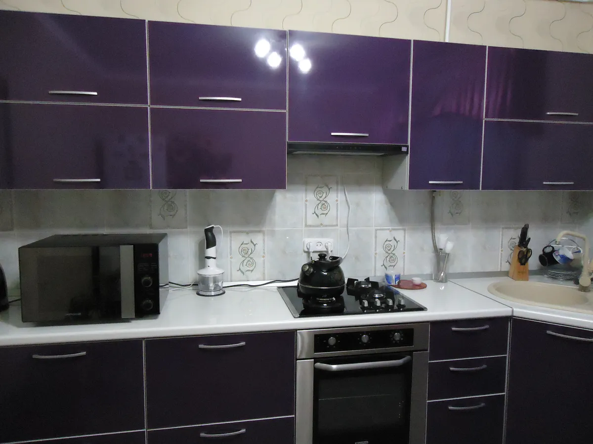 5 минут, и кухонные шкафчики как новые: рабочий способ убрать жирный налет без усилий