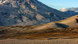 Вулкан, который меняет цвет лавы: наблюдение спутников раскрывает тайну магмы