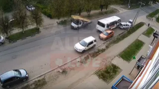 Во Владимирской области автобус врезался в припаркованную легковушку, устроив массовое ДТП