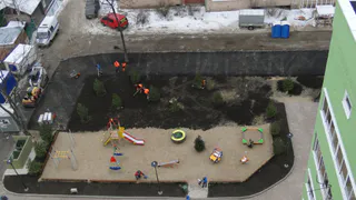 Теперь у дома №4 в 1-м Осеннем переулке появилась своя детская площадка – фоторепортаж