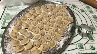 Спасибо соседке за подсказку. Пельмени теперь у меня не лопаются во время варки, а тесто тонкое и супер-эластичное