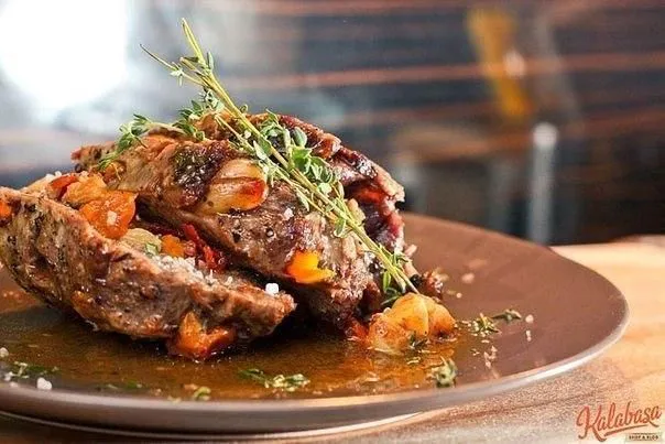 Язык, запеченный в фольге с овощами