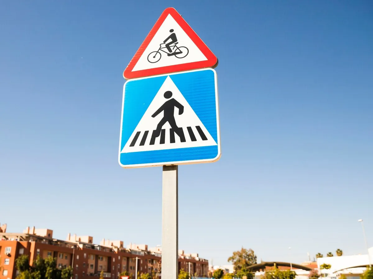 Челябинское УФАС возбудило дело из-за незаконной рекламы на дорожных знаках в Магнитогорске