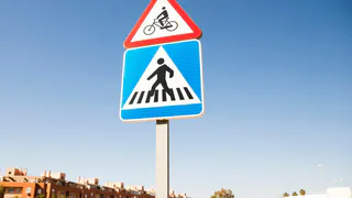 Челябинское УФАС возбудило дело из-за незаконной рекламы на дорожных знаках в Магнитогорске