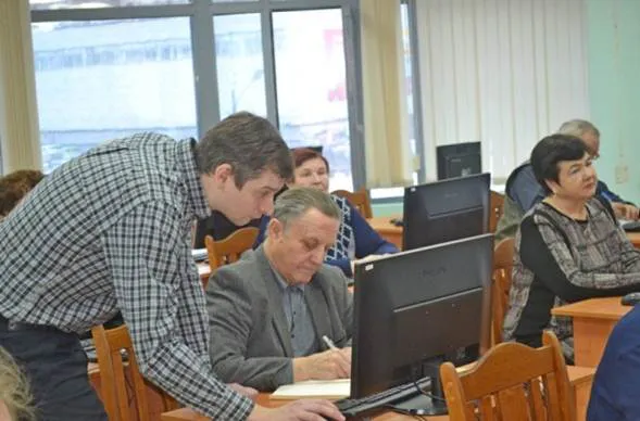 Рязанские пенсионеры выстроились в очереди на курсы, где обучают пользоваться гаджетами и английскому языку