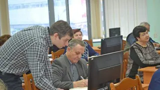 Рязанские пенсионеры выстроились в очереди на курсы, где обучают пользоваться гаджетами и английскому  языку