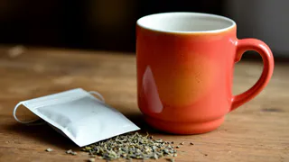 Всю жизнь мы делали неправильно: для чего нужны бирки на чайных пакетиках. Запомните раз и на всю жизнь