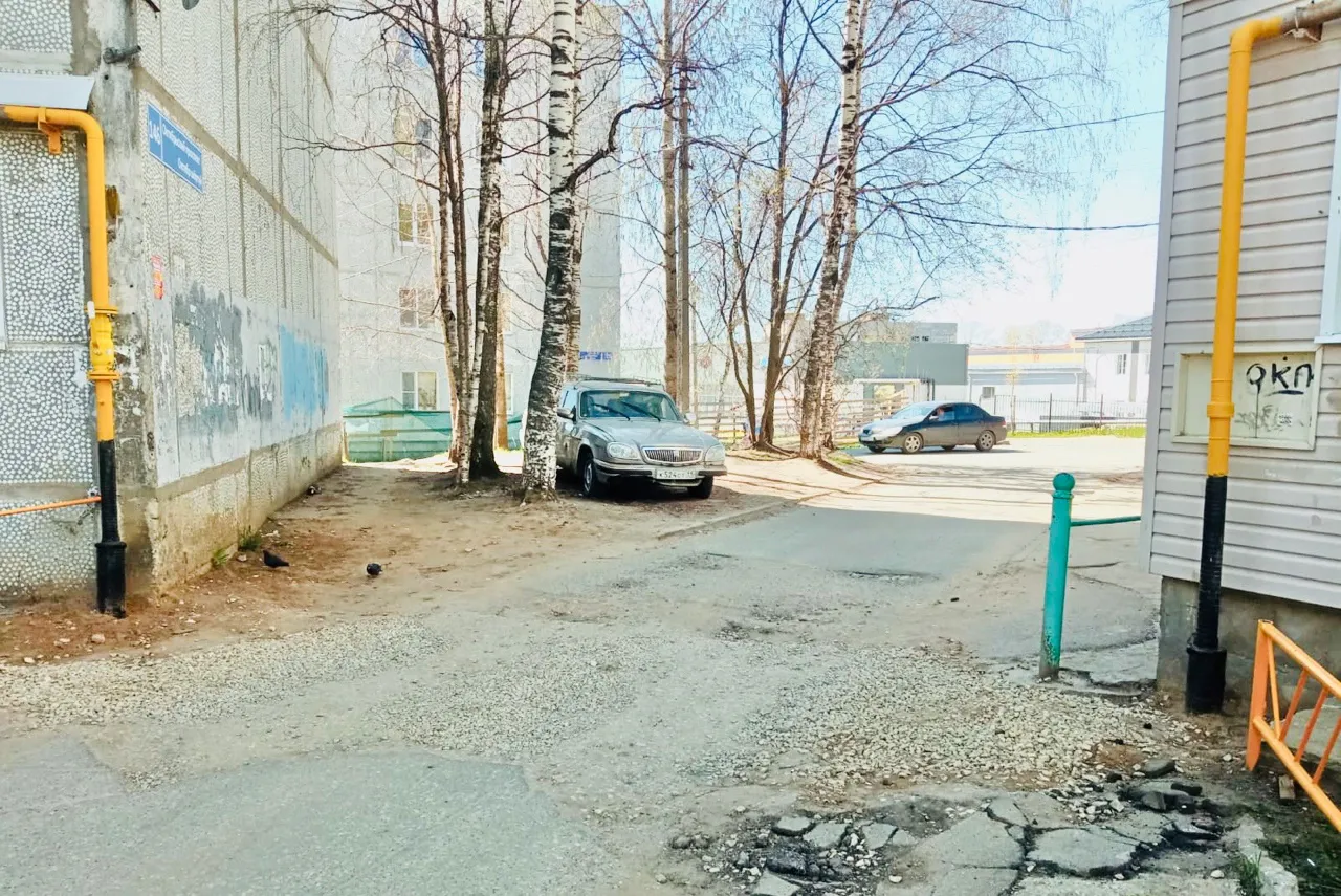 В одном из дворов Сыктывкара вместо асфальта во дворе – камни