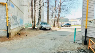 В одном из дворов Сыктывкара вместо асфальта во дворе – камни