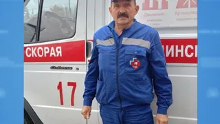 Жители Чувашии массово поздравляют водителя, 40 лет посвятившего скорой помощи