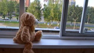 "Москитная сетка не выход" - как уберечь детей от выпадения из окон