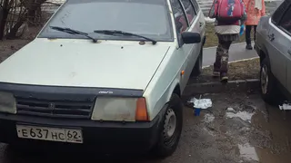 Либо через грязь, либо никак: из-за наглой парковки водителей на тротуаре люди вынуждены идти по грязи