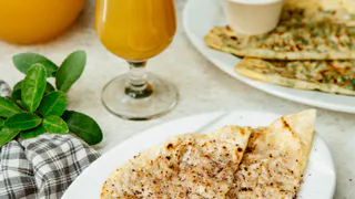 Всего 1 стакан овсянки и 2 яйца — вкуснейший завтрак готов: домашние лопали так, что за ушами трещало