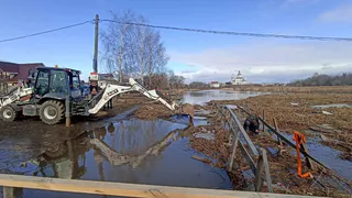 Во Владимирской области для спасения мостов пришлось расчищать русло реки от мусора