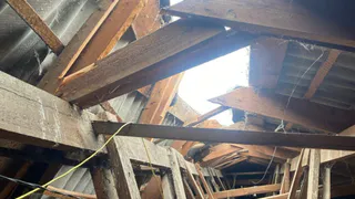 В посёлке Бавлены Кольчугинского района часть крыши жилого дома рухнула под тяжестью снега