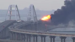 На Крымском мосту произошел подрыв грузовика и пожар