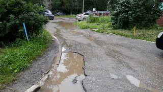 Яма на яме! Жители Тимакова на просьбу починить дорогу во дворе получают одни отговорки